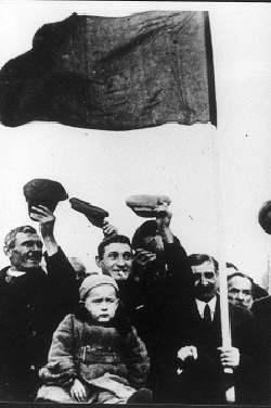 Po zajęciu wschodnich terenów Polski nastąpiła realizacja „rewolucji” społecznej – politycznej i ekonomicznej. Dokonywano jej przy pomocy wojska i służb specjalnych. Na zdjęciu mieszkańcy Białegostoku udają się na mityng przedwyborczy, październik 1939 roku