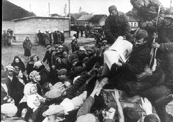 Pierwszy okres po wkroczeniu Armii Czerwonej na ziemie wschodnie RP trwał dwa tygodnie, do początku października 1939 roku, kiedy zakończył się zorganizowany opór większych jednostek bojowych WP. Na zdjęciu czołgiści rozdają „Prawdę” mieszkańcom Knyszyna k. Białegostoku