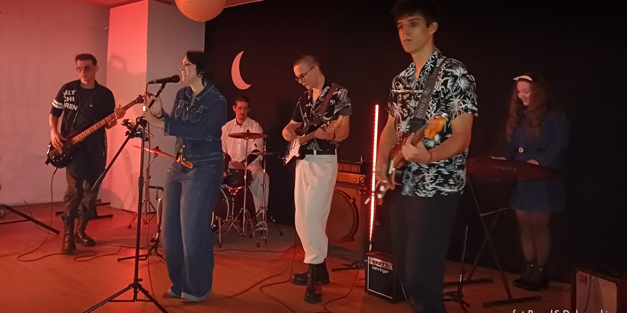 „Chłopak z gitarą” – magiczny recital Wiktorii Świątkowskiej z zespołem Light in dark