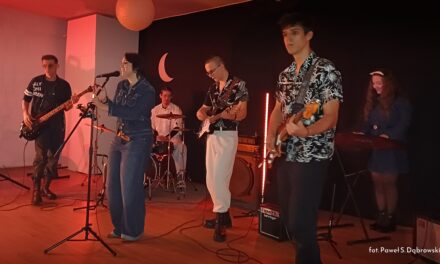 „Chłopak z gitarą” – magiczny recital Wiktorii Świątkowskiej z zespołem Light in dark