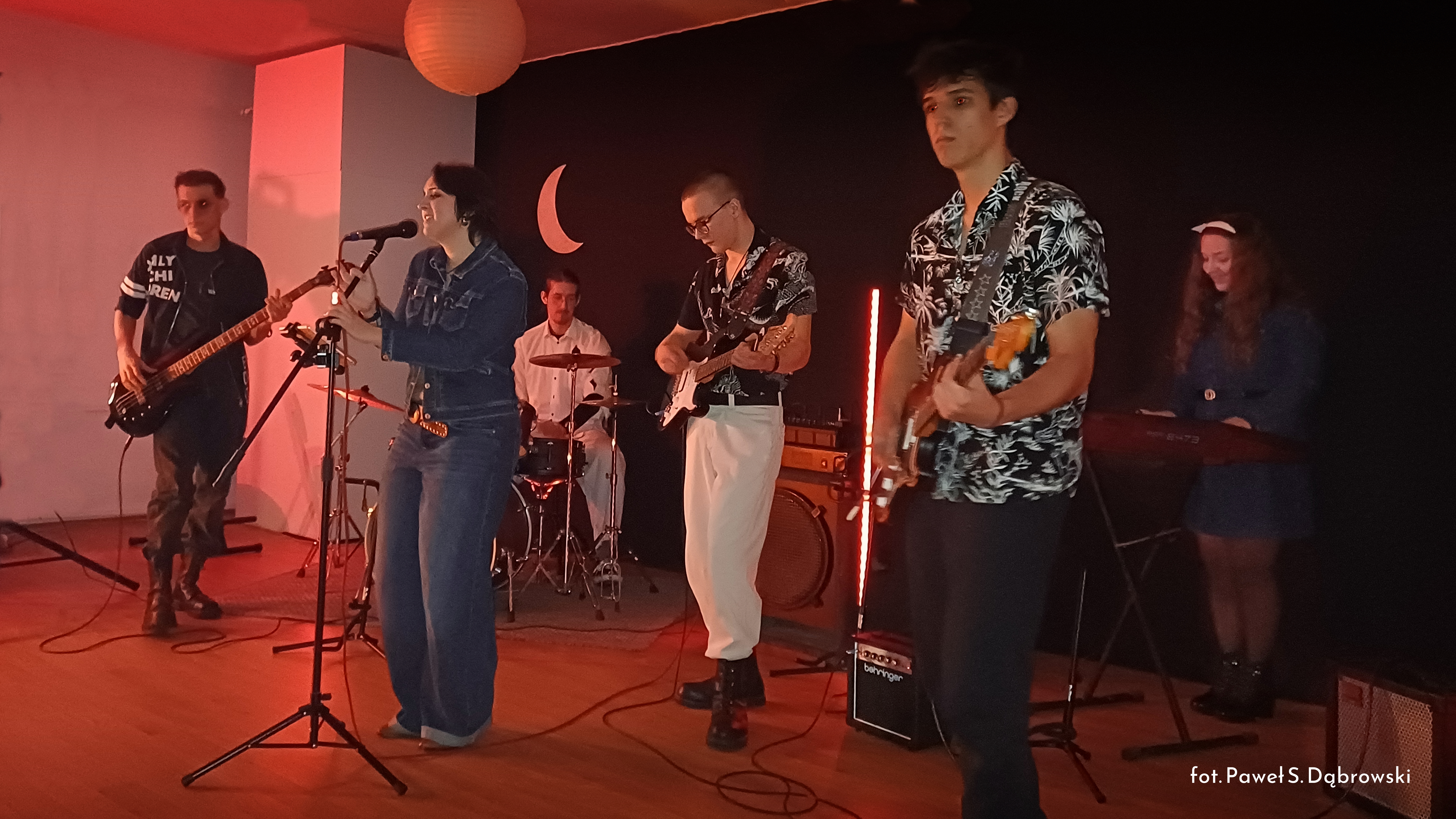 „Chłopak z gitarą” – magiczny recital Wiktorii Świątkowskiej z zespołem Light in dark