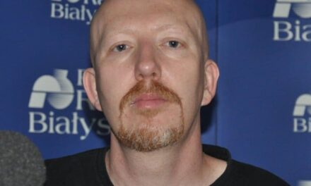 Fabryka medialnych oskarżeń: jak „ekspert od mowy nienawiści” Konrad Dulkowski nienawidzi i niszczy ludzi! Patologia OMZRIK (Wideo)
