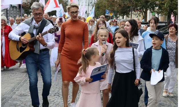 Białystok po raz 15. maszerował dla życia. Rodziny, wspólnota i radość na ulicach miasta